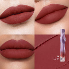 Texture velours légère et confortable à porter sur les lèvres Timephoria Nebula Velvet Lip Cream.