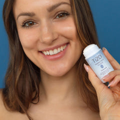 Application rapide du TiZO Minéral Stick sur le visage pour retouches discrètes.