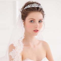 TOBATOBA accessoire cheveux couronne royale pour un look sophistiqué.