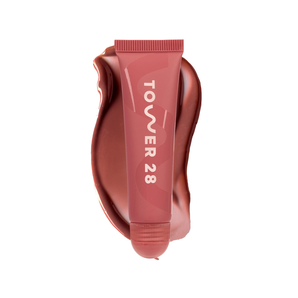 Tower 28 LipSoftie application douce du baume tinté sur les lèvres