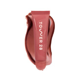 Tower 28 LipSoftie application douce du baume tinté sur les lèvres
