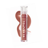 Tower 28 ShineOn Jelly teinte Cashew sur lèvres pour hydratation et brillance.
