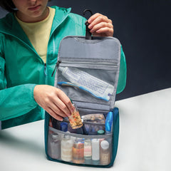 Trousse Travelon suspendue avec poches intérieures transparentes pour repérage rapide.