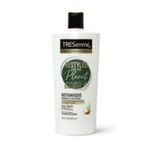 Bouteille TRESemmé Botanique Nourish et Replenish pour cheveux hydratés.