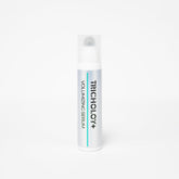 Sérum Tricholoy+ Roll-On appliqué directement sur le cuir chevelu pour nourrir les racines.