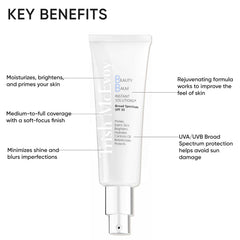 Application de la crème sur le visage, le cou et le décolleté pour un teint uniforme.