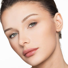 Brosse visage Trish McEvoy utilisée avec le bronzer refill pour sculpter le visage.