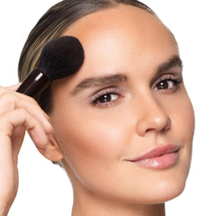 Trish McEvoy Dual Resort Bronzer Recharge, utilisation au pinceau pour un contour sculpté.