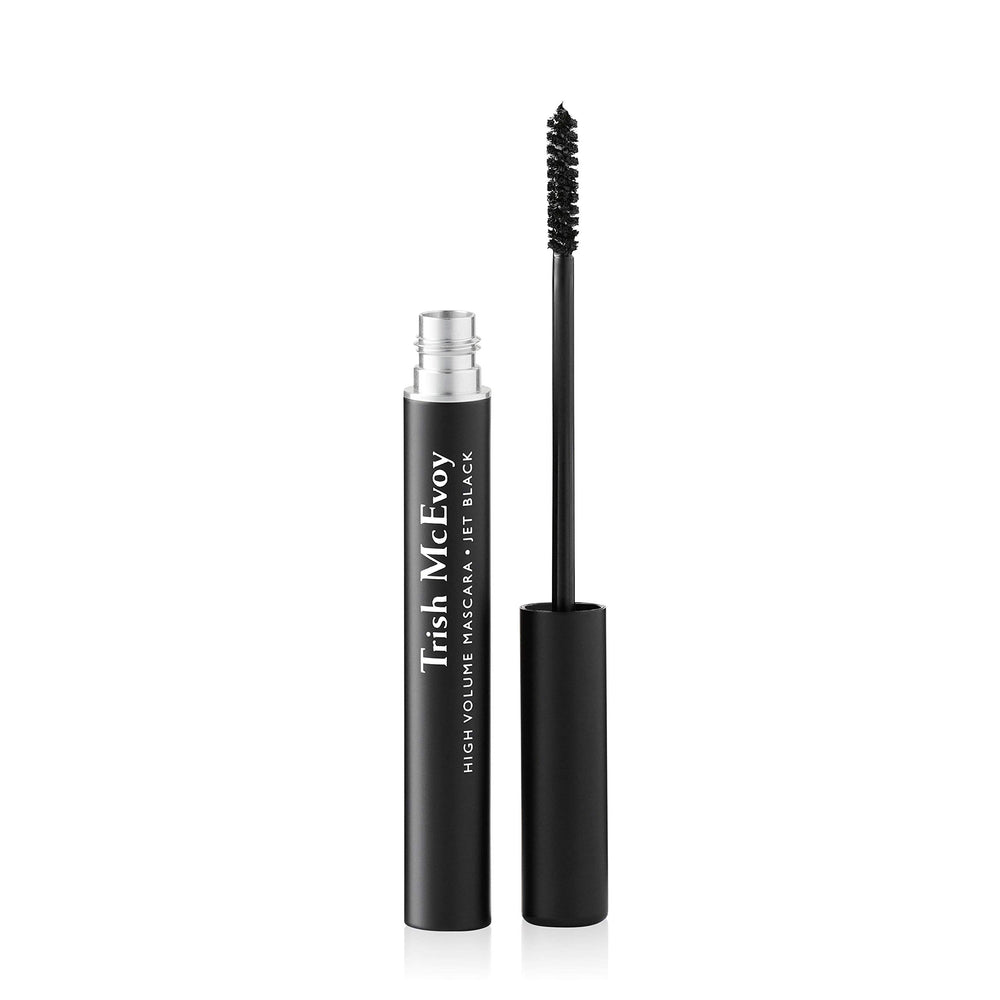 Mascara Trish McEvoy High Volume sur flacon noir, volume visible et longue tenue.