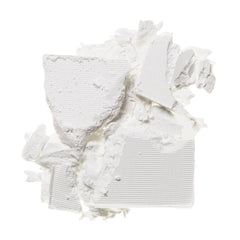Démonstration application poudre translucide Trish McEvoy sur le visage, pores minimisés