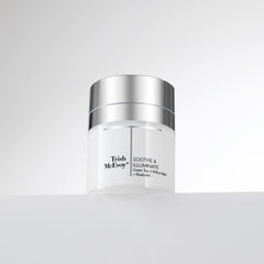 Texture soyeuse de la Crème apaisante et lumineuse pour un éclat naturel.