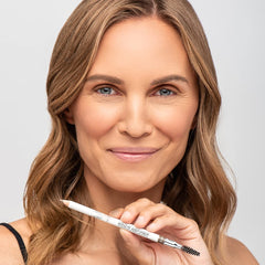 True + Luscious Brow Definer texture pomade-poudre, densité sans lignes.