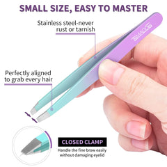 Brosse double-face TsMADDTs pour sourcils: démêlage et nettoyage en un geste.