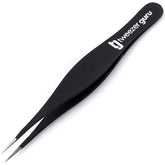 TWEEZER GURU pince à épiler pointue affichant l’embout précis pour le nez.