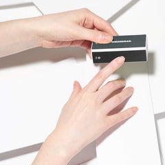 Tweezerman buffer d'ongles gris clair, fini lisse et uniforme.