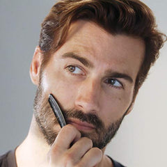 Tweezerman G.E.A.R. Peigne moustache – démêlage facile avant la coupe.