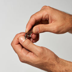 Tweezerman Mini Pince-Cuticules Squeeze argent, lames inclinees pour un usage precis.