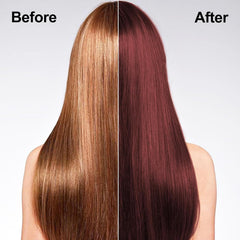 Mains gantées appliquant TYAYW pour une teinture sans effort