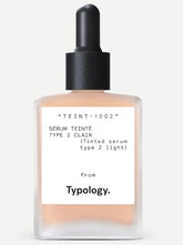 Typology Sérum teinté vitamine C et squalane pour un éclat naturel.
