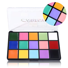 Application de l'huile UCANBE sur le visage pour créer des looks cosplay.