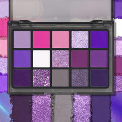 Mélange mat lilas et violet clair pour un maquillage élégant.