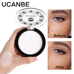 UCANBE poudre pressée blanche sur le visage, fini mat uniforme.