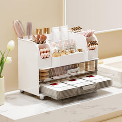 Plateau supérieur spacieux du meuble UFORU pour soins et palettes.