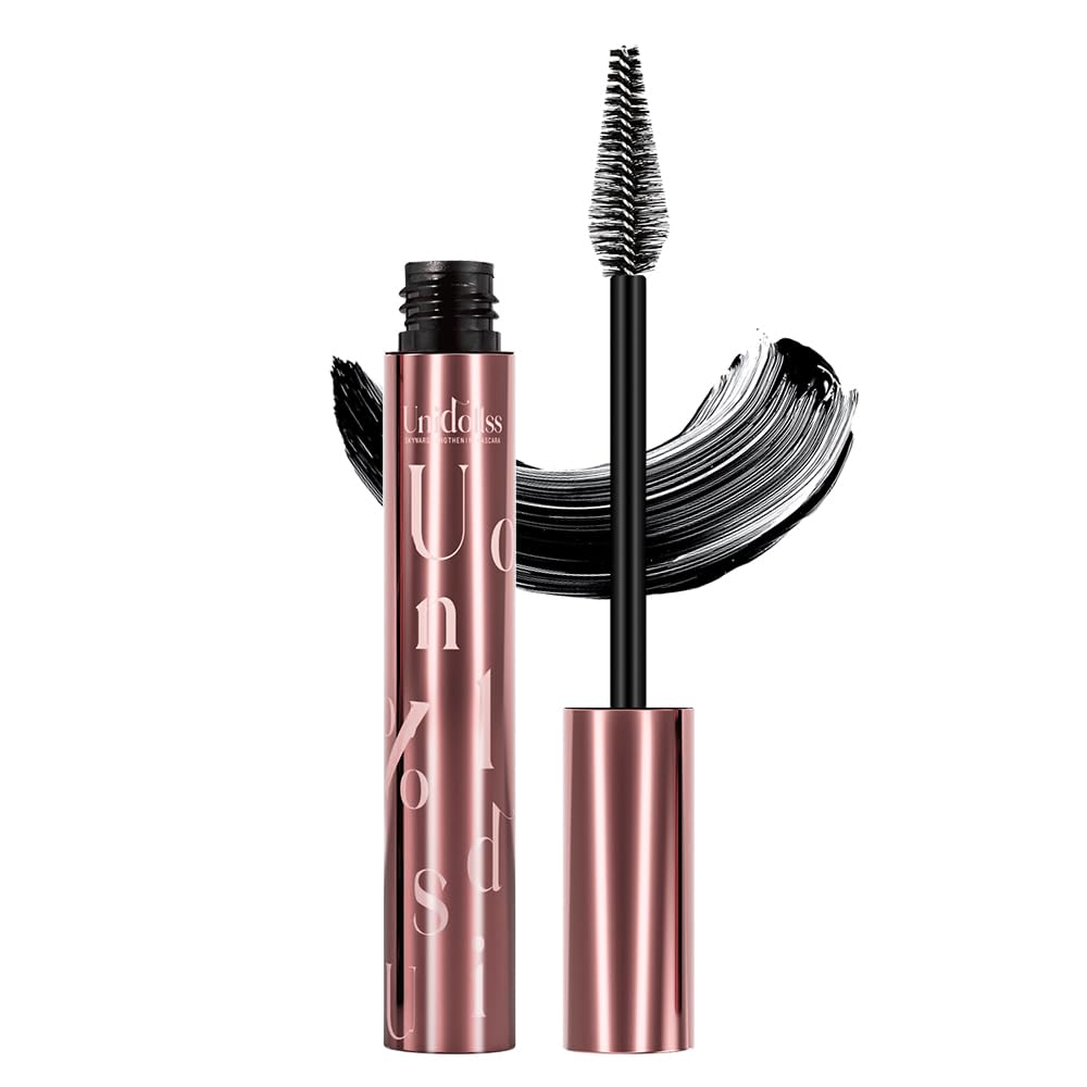 Unidollss Tubing Mascara affiche des cils allongés et définis.