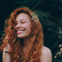 Bijou coiffure Uonlytech fleur verte, éclat et raffinement pour cheveux.