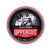 Uppercut Deluxe Pomade : application sur cheveux secs pour coiffage précis.