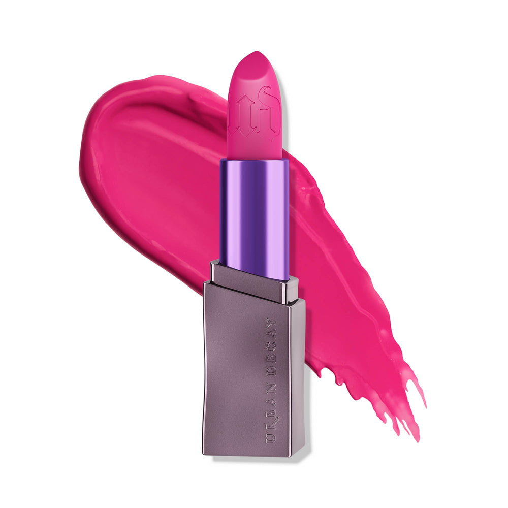 URBAN DECAY Vice Hydratant Lipstick Hollyweird sur les lèvres, couleur vive et lumineuse.