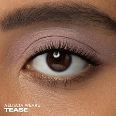 URBAN DECAY Te tease application au doigt, texture veloutée prête à estomper toute la paupière.