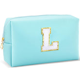 Trousse maquillage initiale URSKYTOUS bleue, idéale pour démarrer votre routine beauté en voyage.
