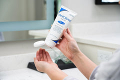 Cheveux secs avec Vanicream, volume et coiffage durable.