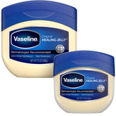 Vaseline Original Jelly, texture lisse sur doigt, hydrate durablement la peau sèche.