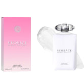 Lait corporel Versace Bright Crystal dans flacon élégant offrant hydratation durable.