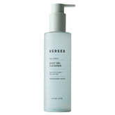 Versed Puriste – bouteille du nettoyant quotidien, peau hydratée et douce.