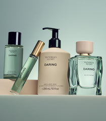 Victoria's Secret Daring — Texture lisse facilitant l’application après la douche.