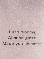 Lotion parfumée Velvet Petals Shimmer, texture crèmeuse et application agréable.
