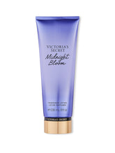 Victoria's Secret Midnight Bloom : bouteille en gros plan pour une fragrance durable et riche.