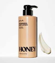 Victoria's Secret Pink Honey Lotion, emballage recyclé post-consommation visible.