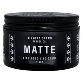 Victory Crown Pommade finition-matte pour un look naturel et durable.