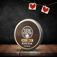 Application du baume barbe Viking Revolution Sweet Tobacco sur le doigt, texture onctueuse.