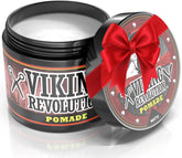 Pomade Viking Revolution sur cheveux homme, tenue moyenne et fini mat.