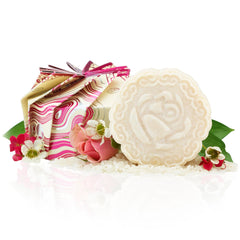 Viori barre shampooing Chamomile Rose en main, hydratation légère pour cheveux.