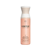 Shampoing VIRTUE Curl Jojoba sur boucles crèmeuses, hydratation naturelle.