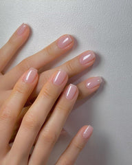 Éclat léger du Vishine vernis gel nude rose irisée en lumière naturelle