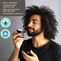 Application douce du beurre corporel homme sur la peau