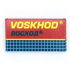 Voskhod 100 lames double-tranchant, démonstration de qualité pour un rasage confortable.