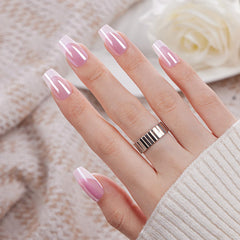 VSALON: ongles roses en forme cercueil, fini brillant et chrome glacé.